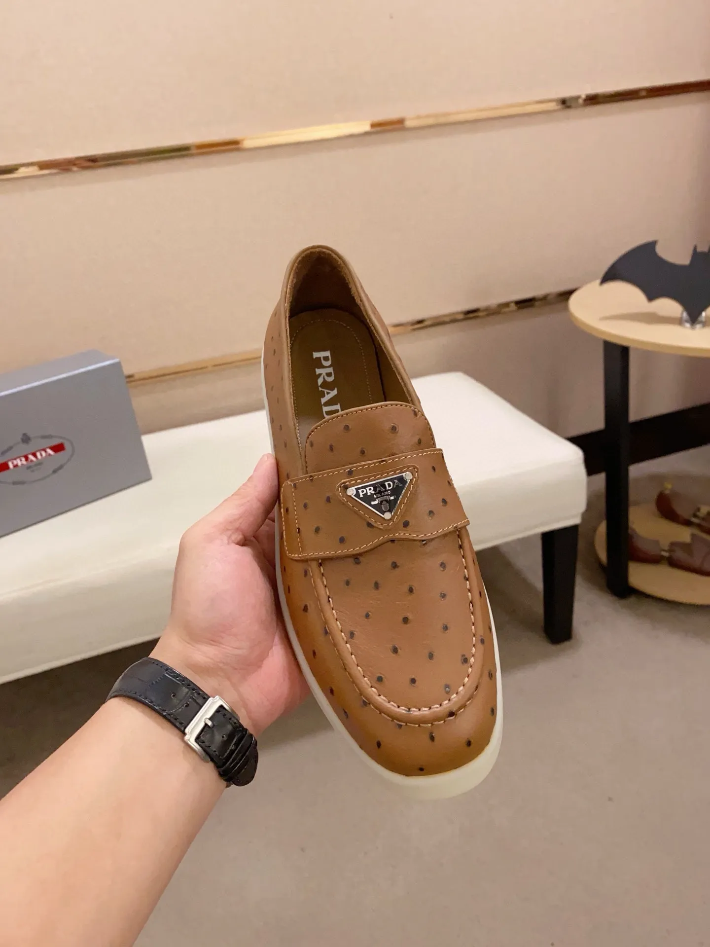 Men's shoes 💰 580💰 ✔️✔️✔️High-quality new PRADA counters are launched at the same time. The new men's shoes and 😘fabrics are selected from high-silk bald cowhide and are made by pure handicrafts. Lining: Full cowhide lining. 👍🏿 High-end ☄️ air-cushion molded anti-slip rubber outsole, exquisite lines, simple and elegant, comfortable and high-end for leisure travel. Code number: 38 to 44 (45 can be customized)